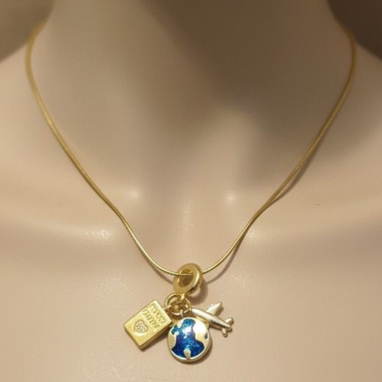 Dünya Ve Uçak Charmlı Manifest Kolye