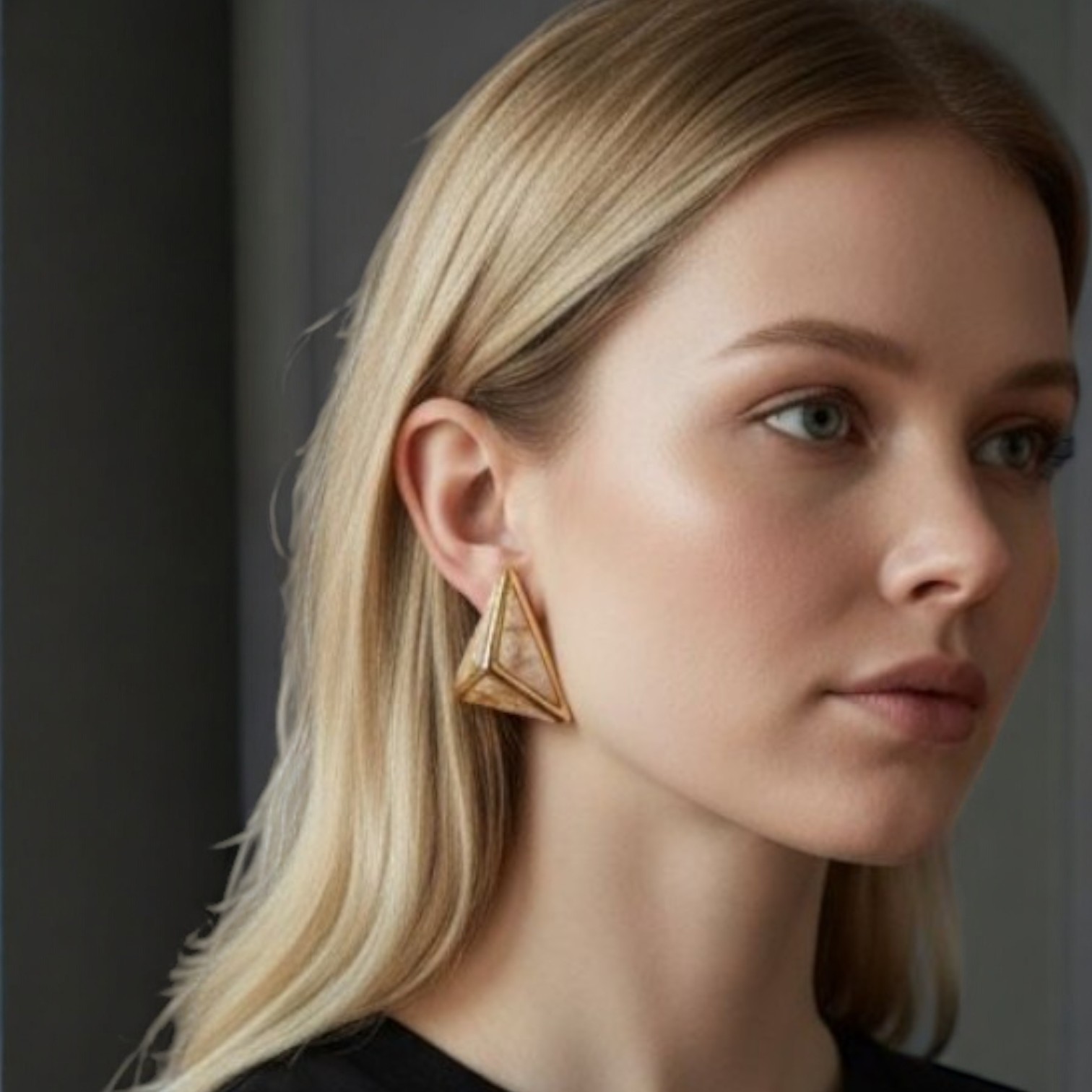 Gold Detaylı Tasarım Küpe